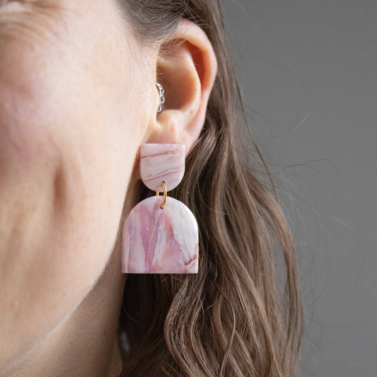 Marble Bloom – handgemaakte pastel oorbellen met marmerlook - 01