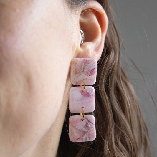 Marble Bloom – handgemaakte pastel oorbellen met marmerlook - 03