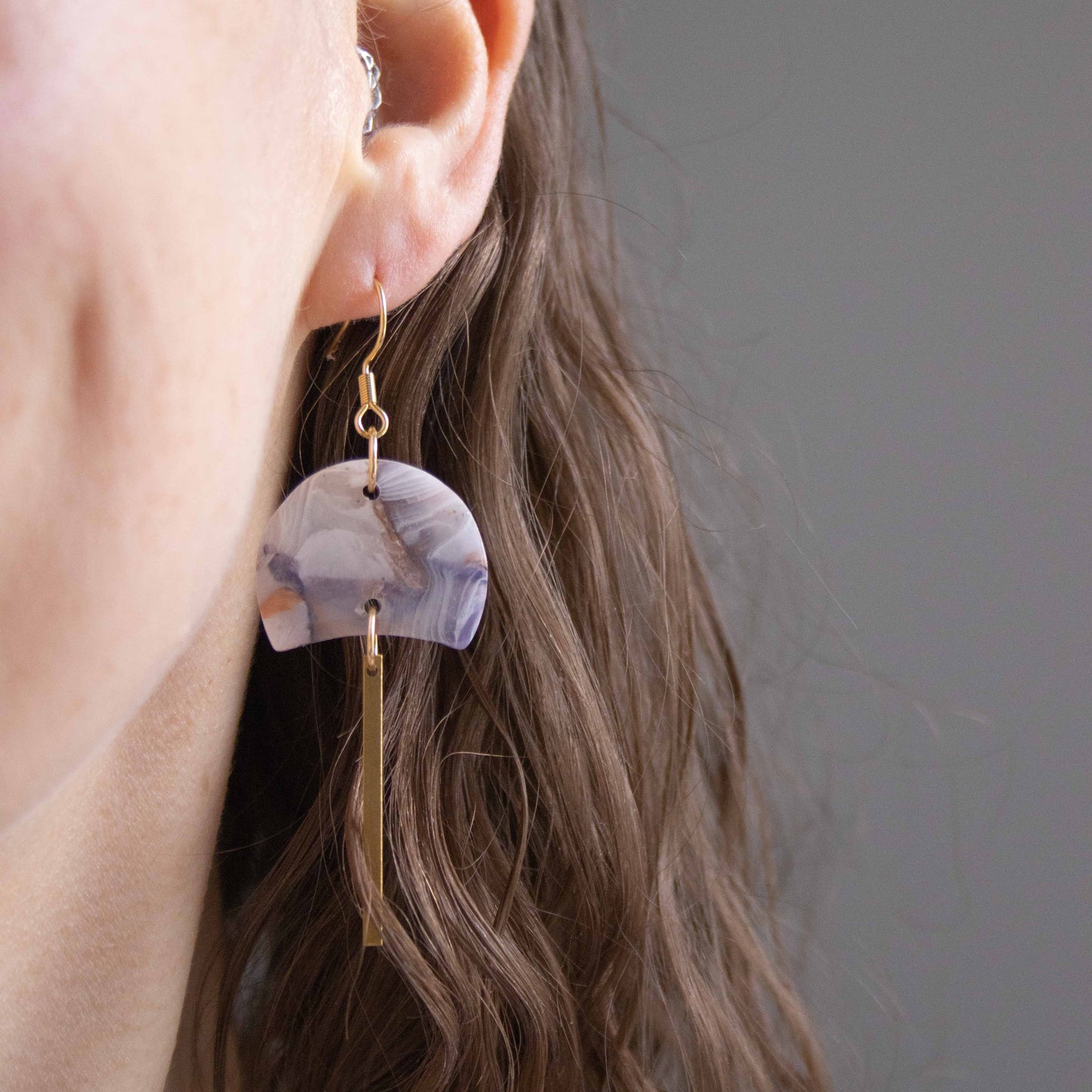 Marble Bloom – handgemaakte pastel oorbellen met marmerlook - 07