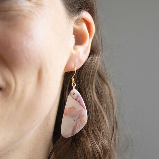 Marble Bloom – handgemaakte pastel oorbellen met marmerlook - 04