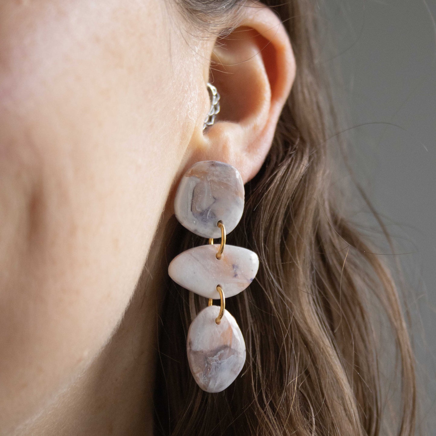 Marble Bloom – handgemaakte pastel oorbellen met marmerlook - 08