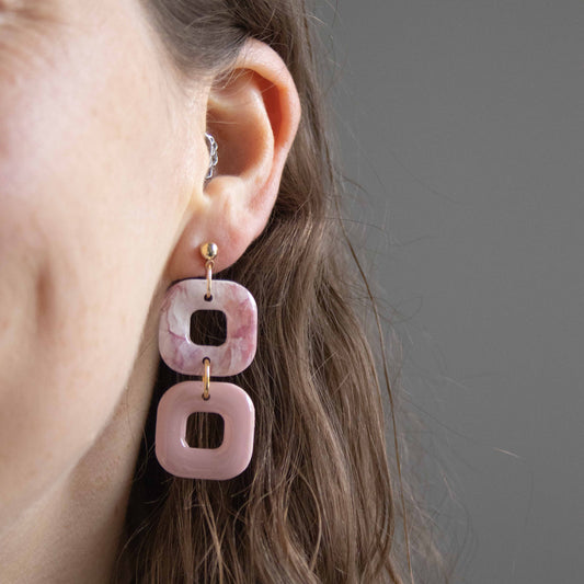 Marble Bloom – handgemaakte pastel oorbellen met marmerlook - 06