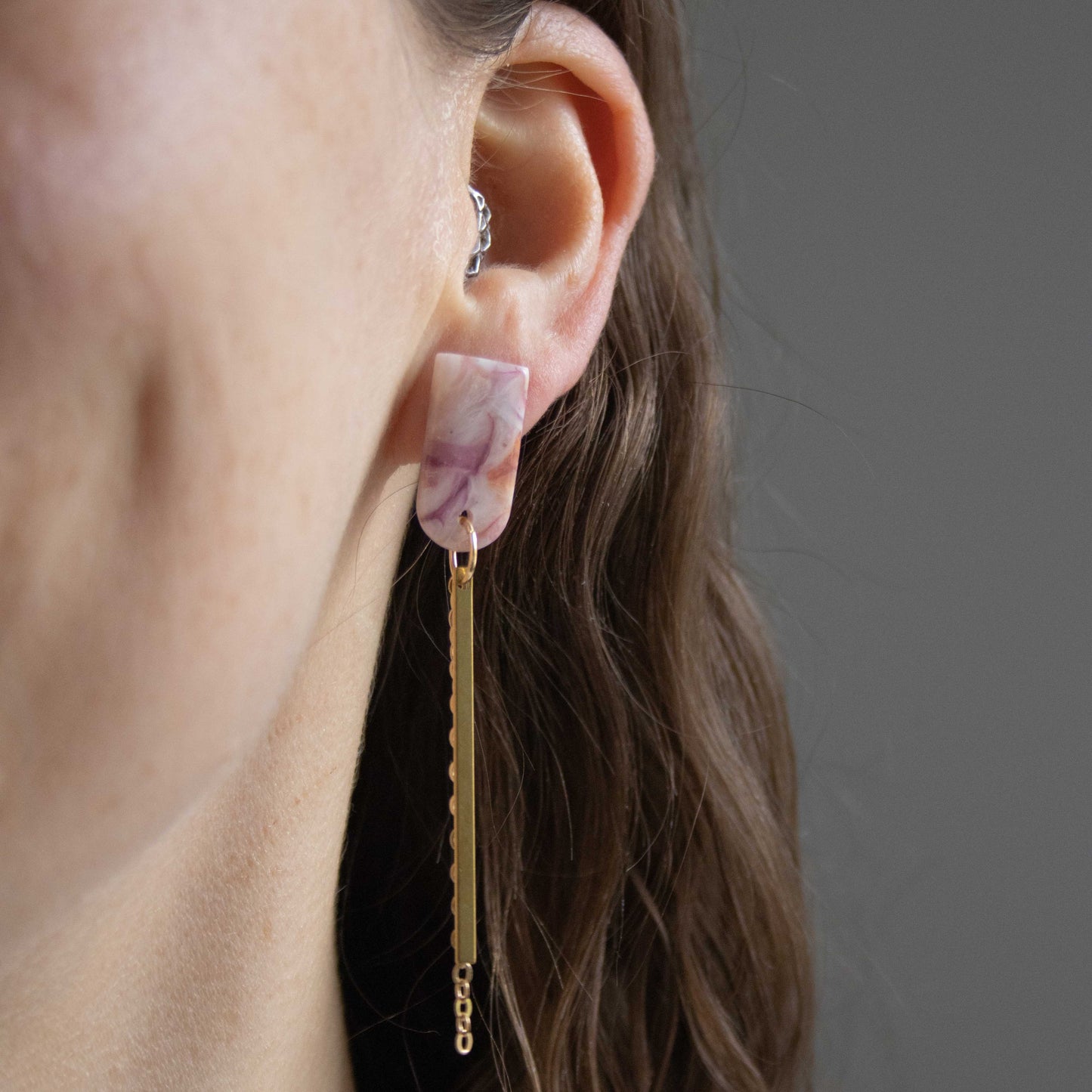 Marble Bloom – handgemaakte pastel oorbellen met marmerlook - 09