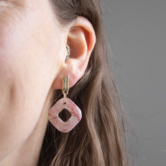 Marble Bloom – handgemaakte pastel oorbellen met marmerlook - 11