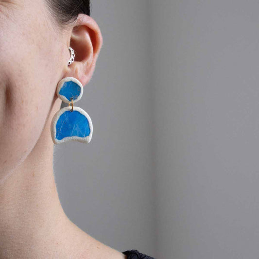 Summer Solstice - donker blauwe korte oorhanger