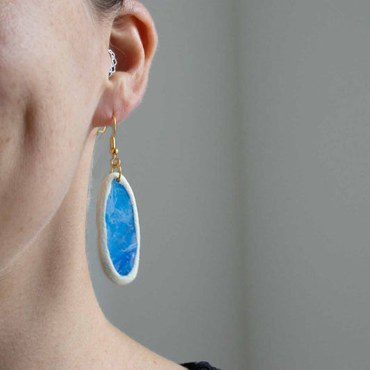 Summer Solstice - donker blauwe lange oorhanger