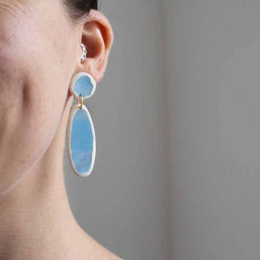 Summer Solstice - licht blauwe lange oorhanger